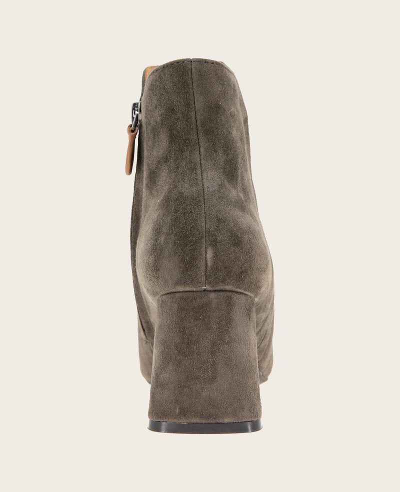 GENTLE SOULS - Danbury Suede Double Gore Heel Boot Shitake Suede